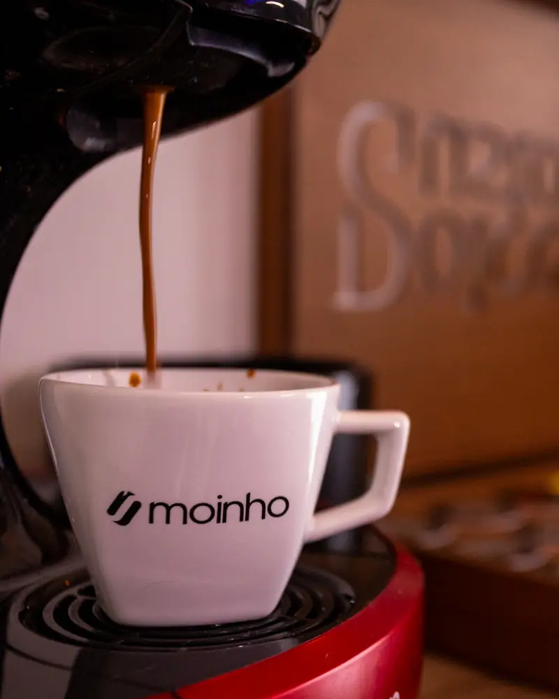 Café sendo servido em uma xícara da Moinho