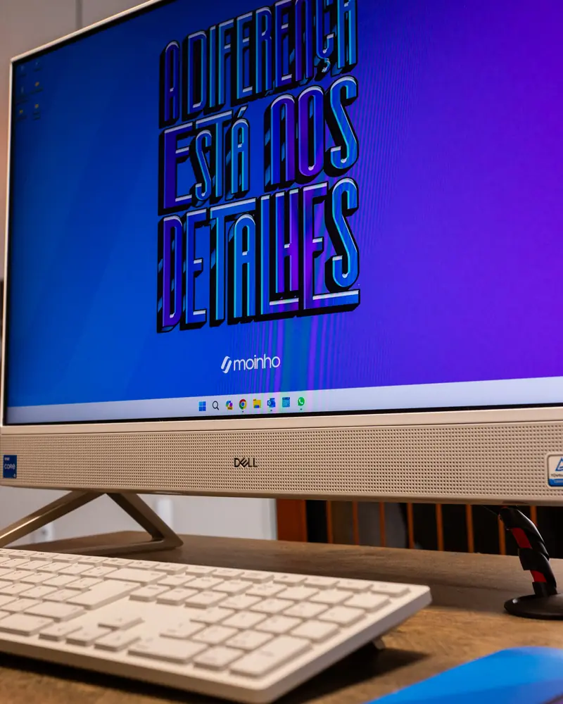 Monitor da agência com a frase "a diferença está nos detalhes" na tela