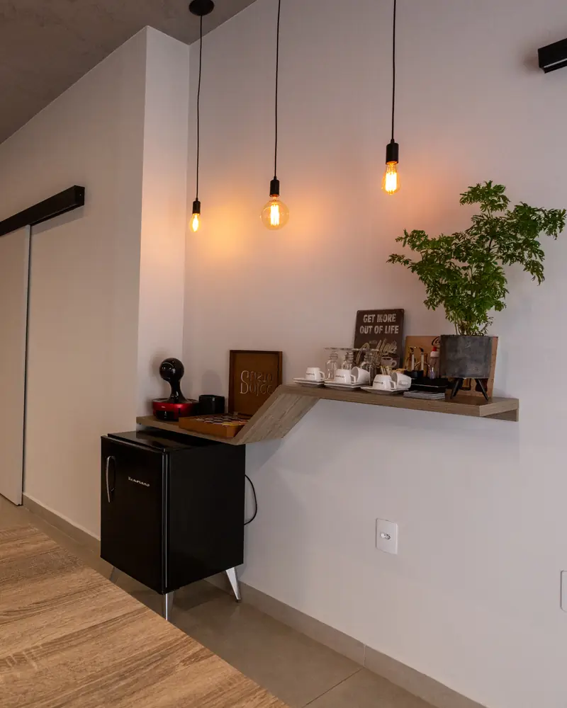 A entrada da Moinho, com o balcão de café ao fundo