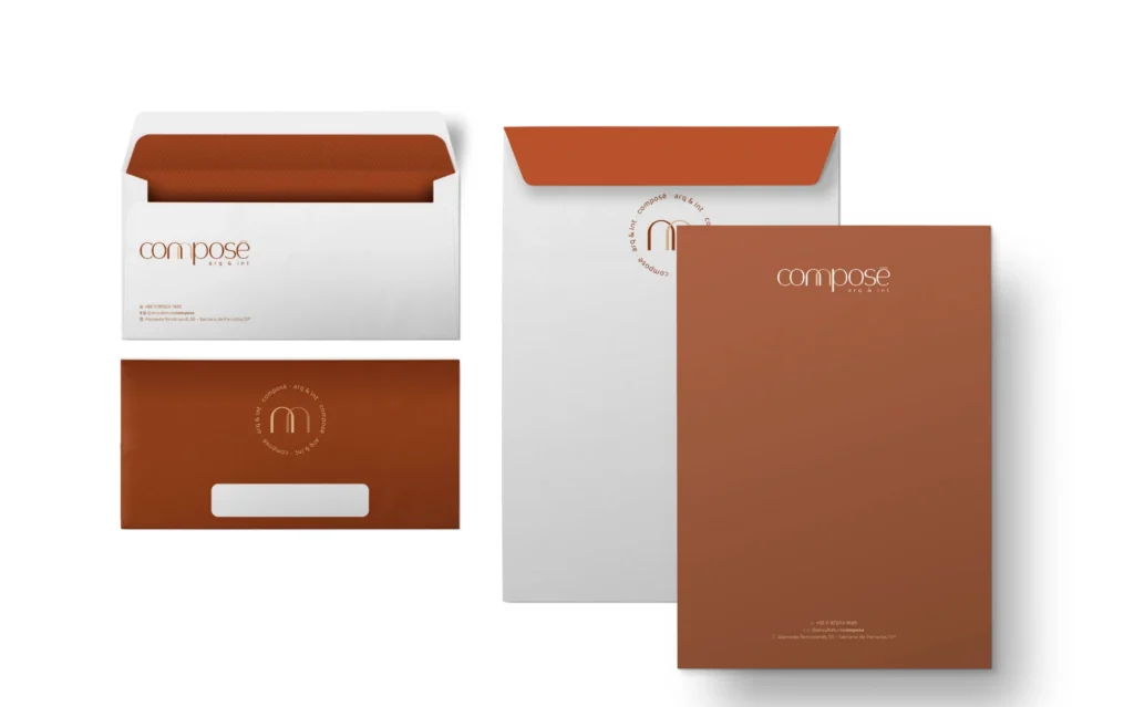 Envelopes e papelaria da Composê em terracota, branco e bege.