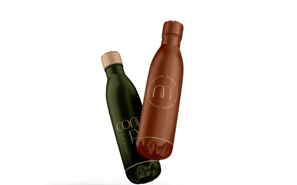 Duas garrafas, verde oliva e terracota, com logotipo e símbolo Composê.