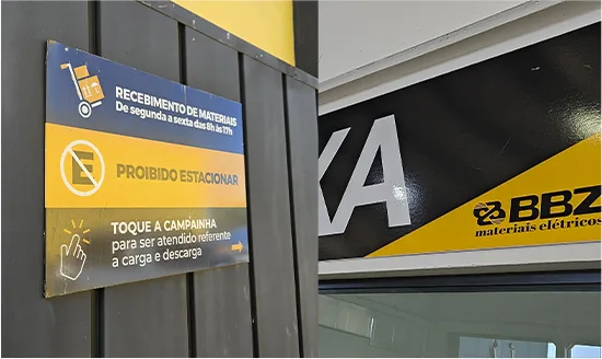 Placas de sinalização interna da BBZ, orientando recebimento de materiais e proibição de estacionar