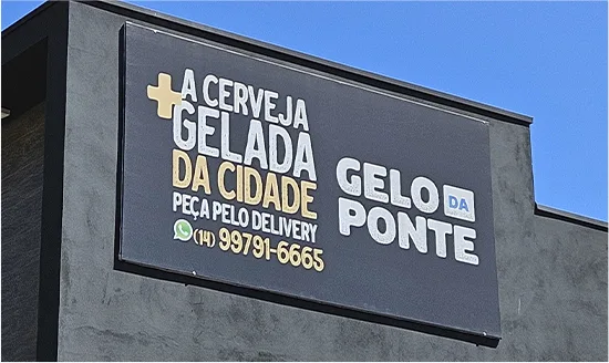 Painel do Empório da Cerveja com aviso de delivery e telefone de pedido