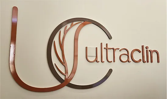 Símbolo da Ultraclin em PVC expandido aplicado na parede interna da clínica