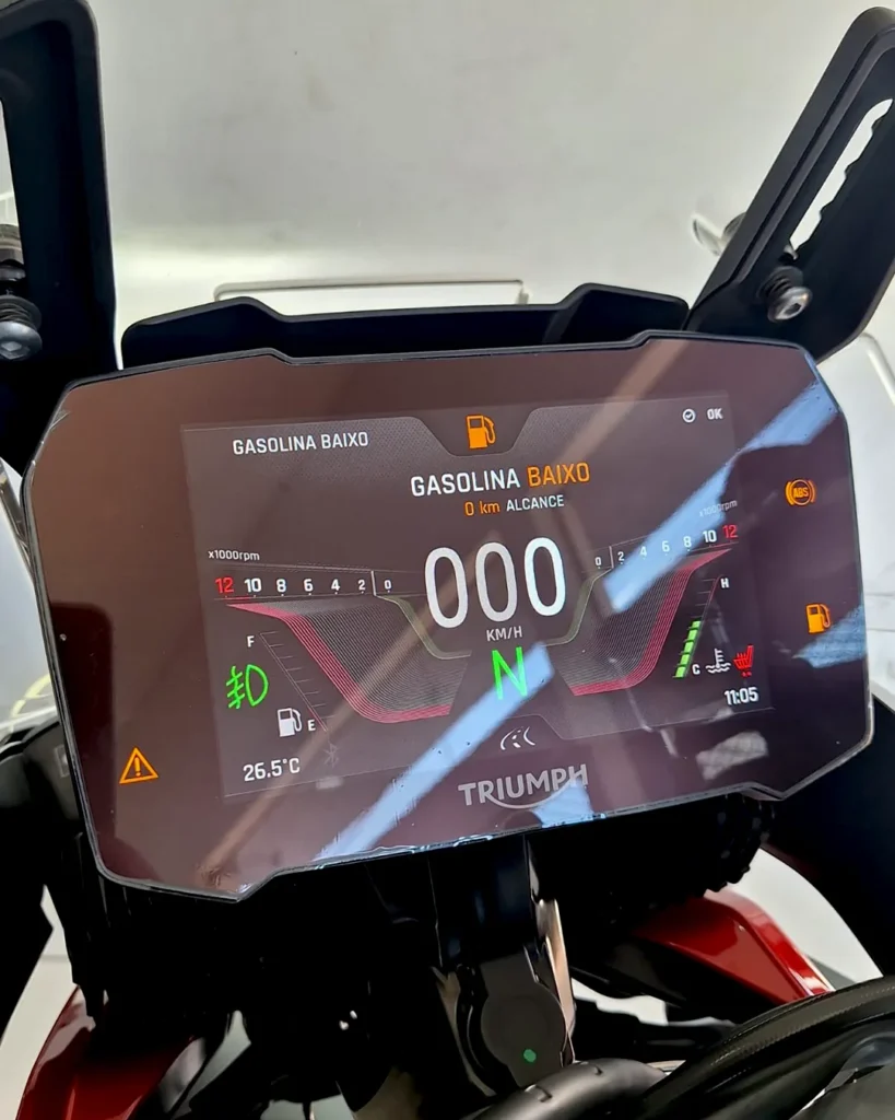 Detalhe do painel digital de uma moto seminova, campanha moto da semana
