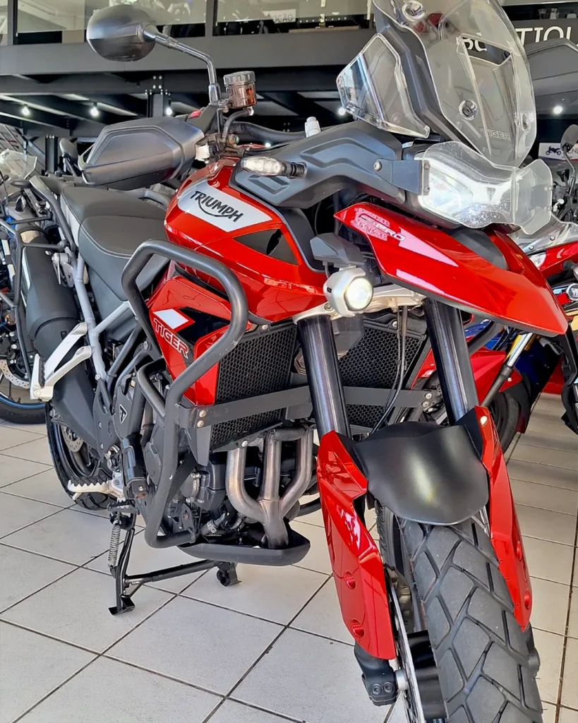 Detalhe lateral de uma moto seminova, campanha moto da semana