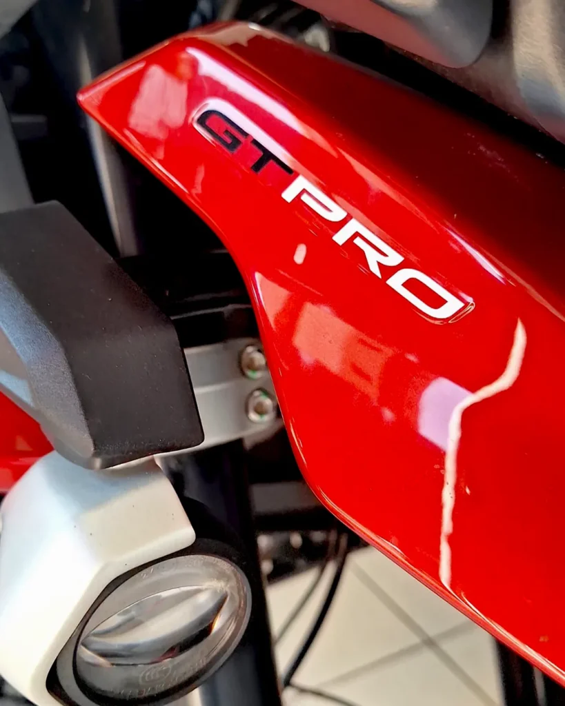 Detalhe do tanque de uma moto seminova, campanha moto da semana