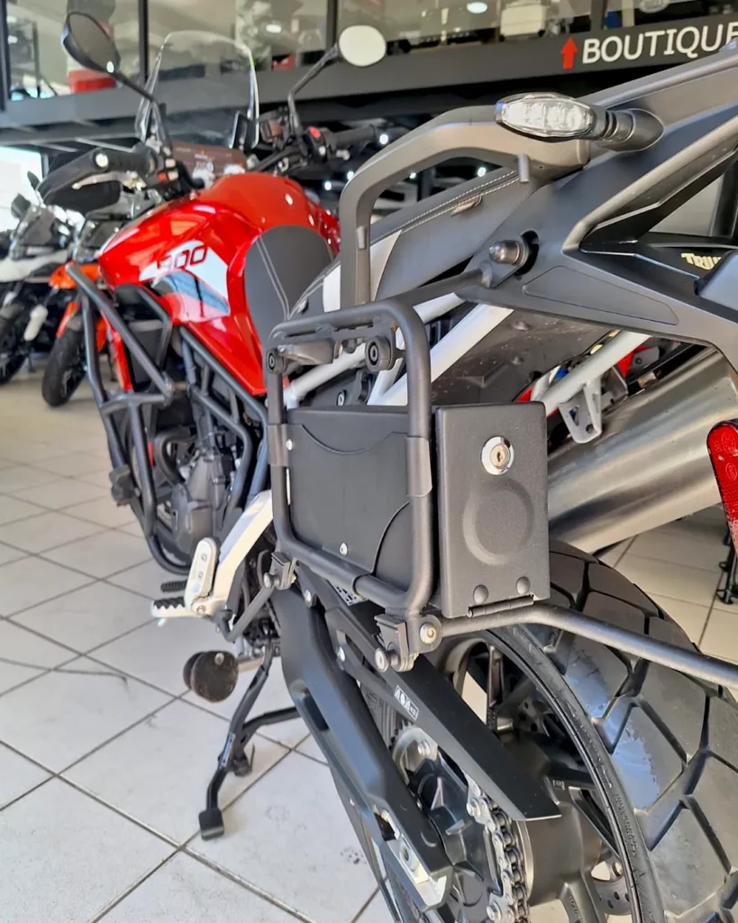 Detalhe traseiro de uma moto seminova, campanha moto da semana