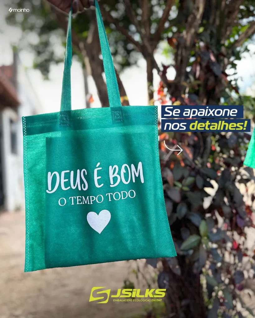 Anuncio da JSILKS com sacola personalizada pendurada em arvore