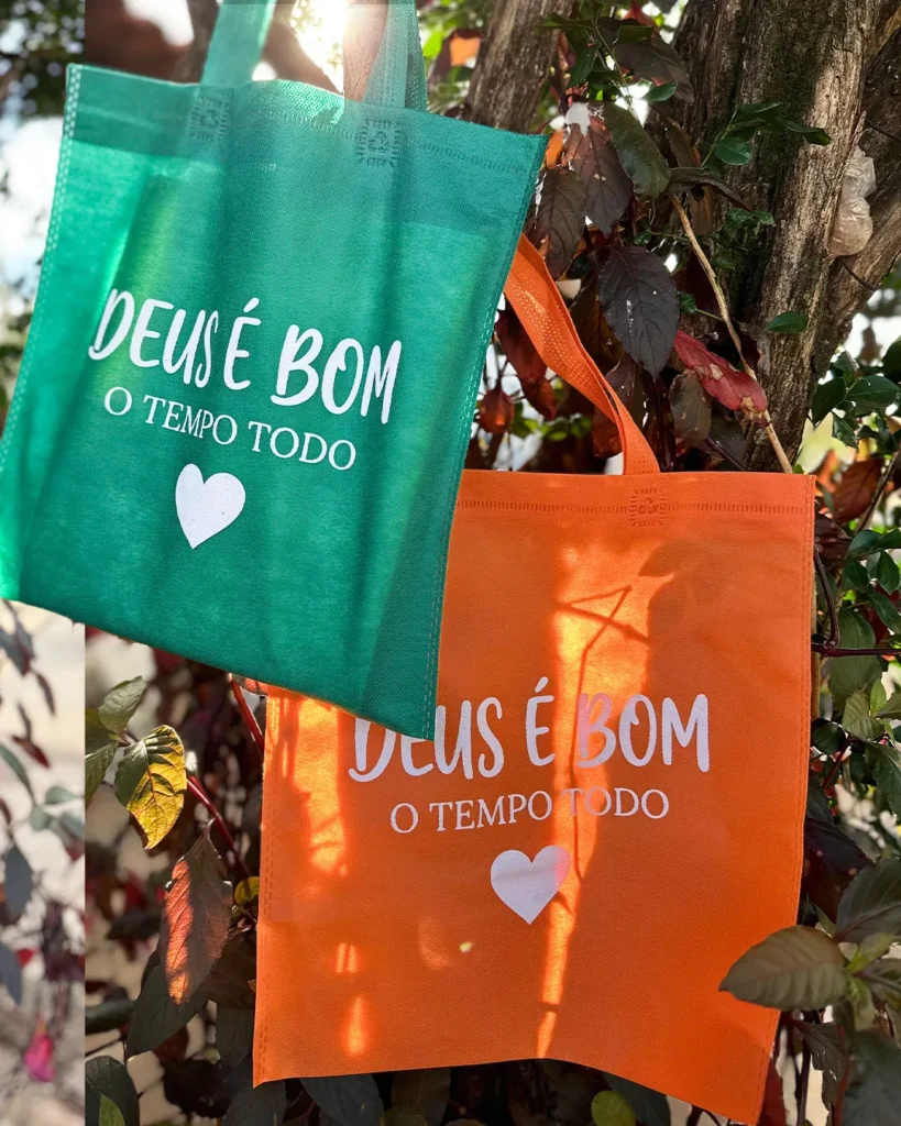 Anuncio da JSILKS com duas sacolas personalizadas, verde e laranja
